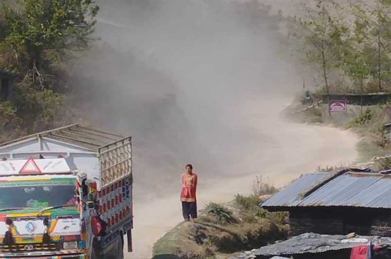 बैतडीका राजमार्ग तथा ग्रामीण कच्ची सडकहरु धुलाम्य, यात्रुहरुलाई सास्ती